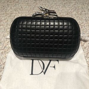 Diane con Furstenburg clutch